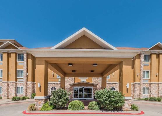 Days Inn & Suites by Wyndham Cleburne TX 1