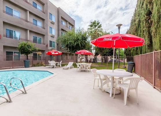 Ramada by Wyndham Bakersfield 1