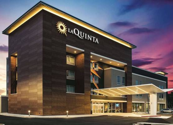 La Quinta Inn & Suites by Wyndham Atlanta South - McDonough 1