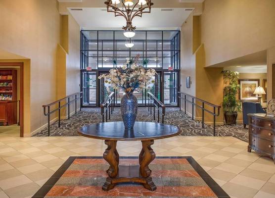 Clarion Collection Hotel Arlington Court Suites 1