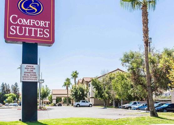 Comfort Suites Bakersfield 1