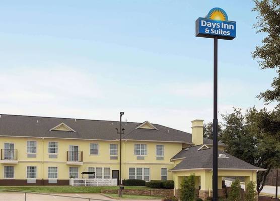 Days Inn & Suites by Wyndham DFW Airport South-Euless 1