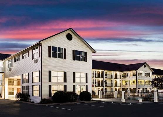 Super 8 by Wyndham Sevierville Riverside 1