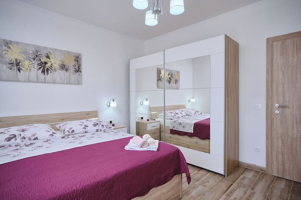 Lyon - Kaštel Lukšić - Villa Radun - Kaštel Lukšić