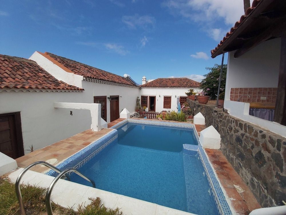 Paris - Tacoronte - Villa-Sleeps4-Parking-Garden-Pool-NearAirport - Tacoronte