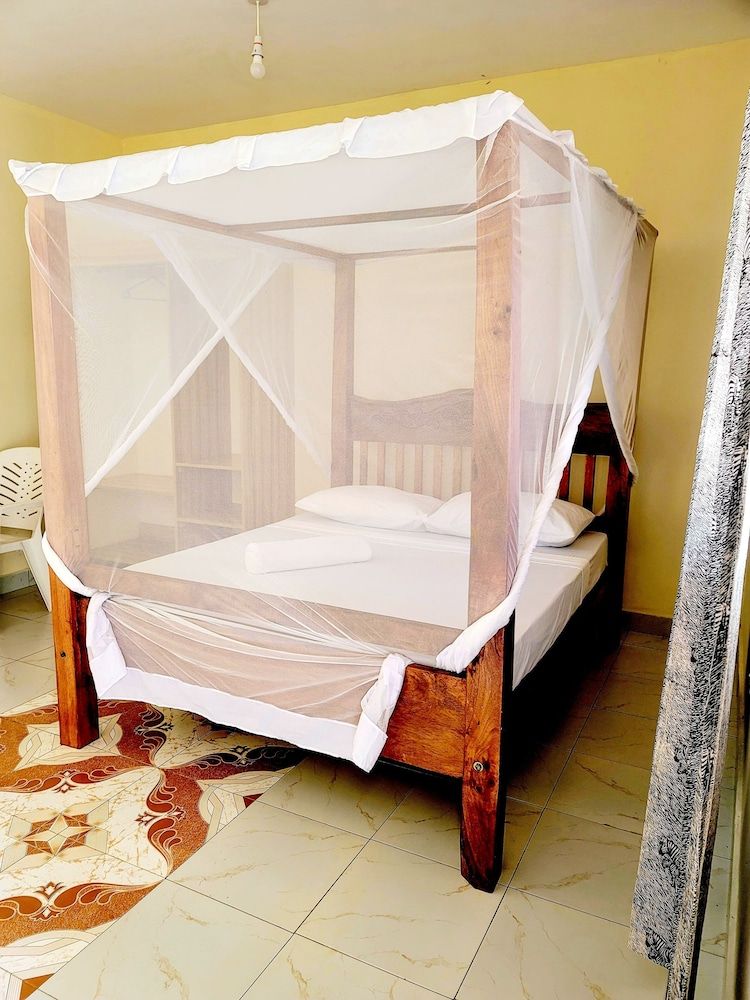 Paris - Malindi - Casuarina Lounge - Malindi