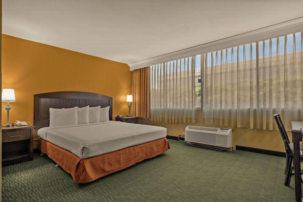 Paris - Honolulu - Airport Honolulu Hotel, Trademark Collection by Wyndham - Honolulu