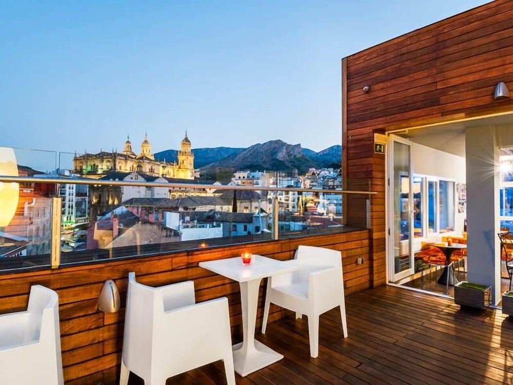 Montpellier - Jaén - HOTEL XAUEN en pleno centro con acceso autorizado y a 100m de la Catedral - Jaén