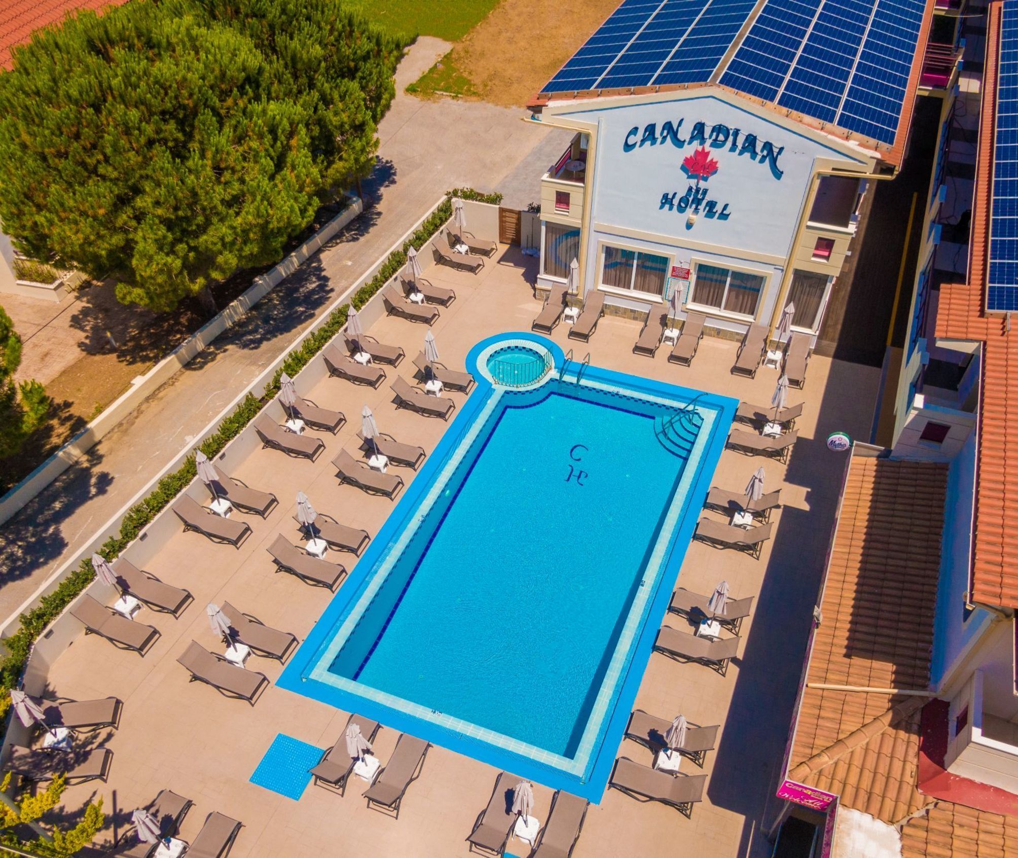 Canadian Hotel 2
