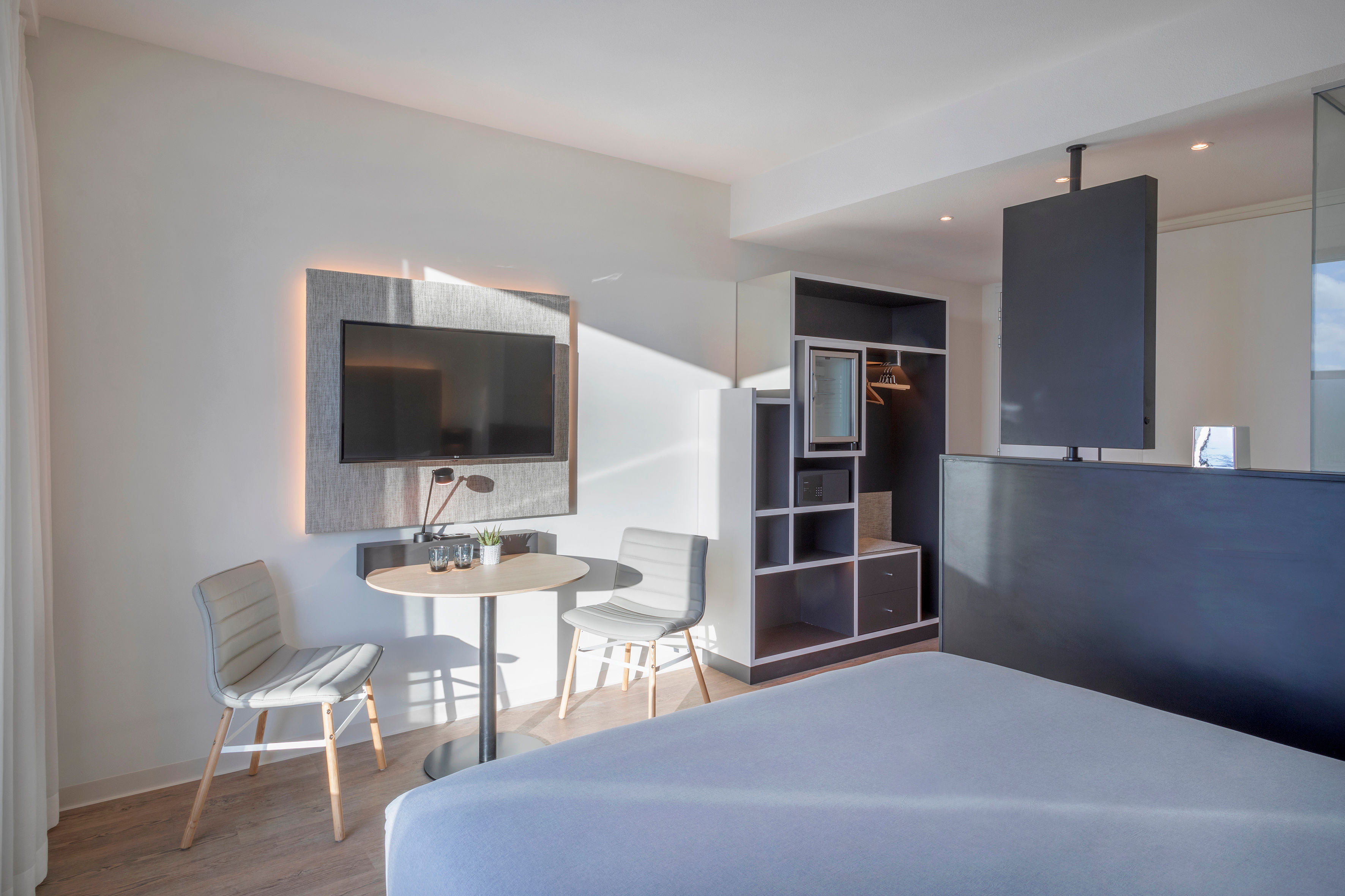 2 Connecting Rooms