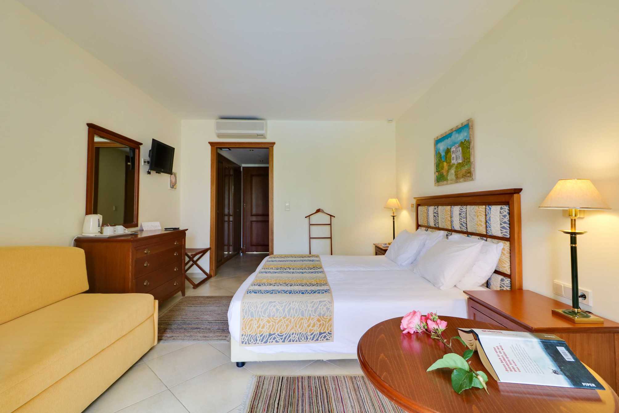Chambre double, vue sur la piscine