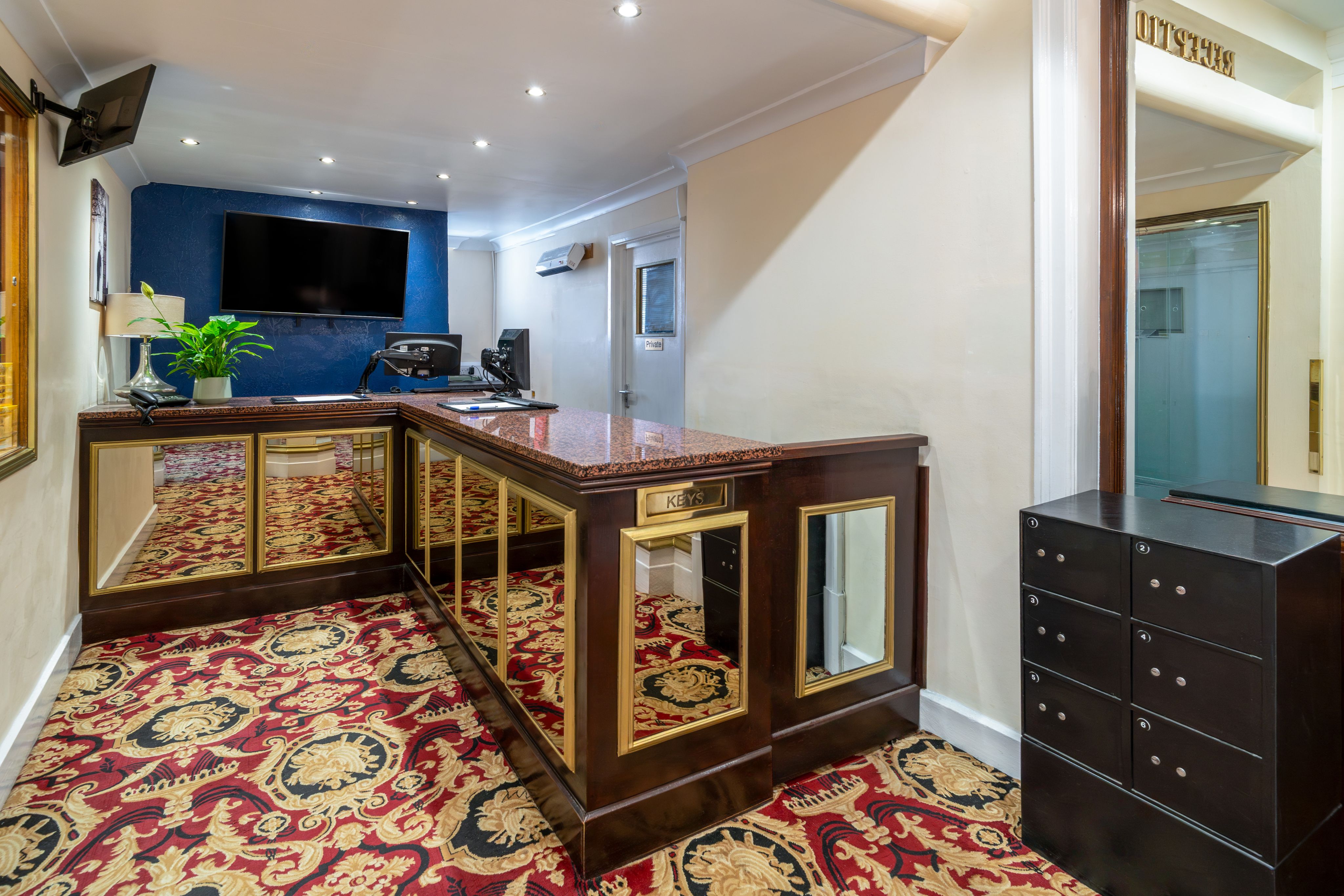 Royal Hotel 2