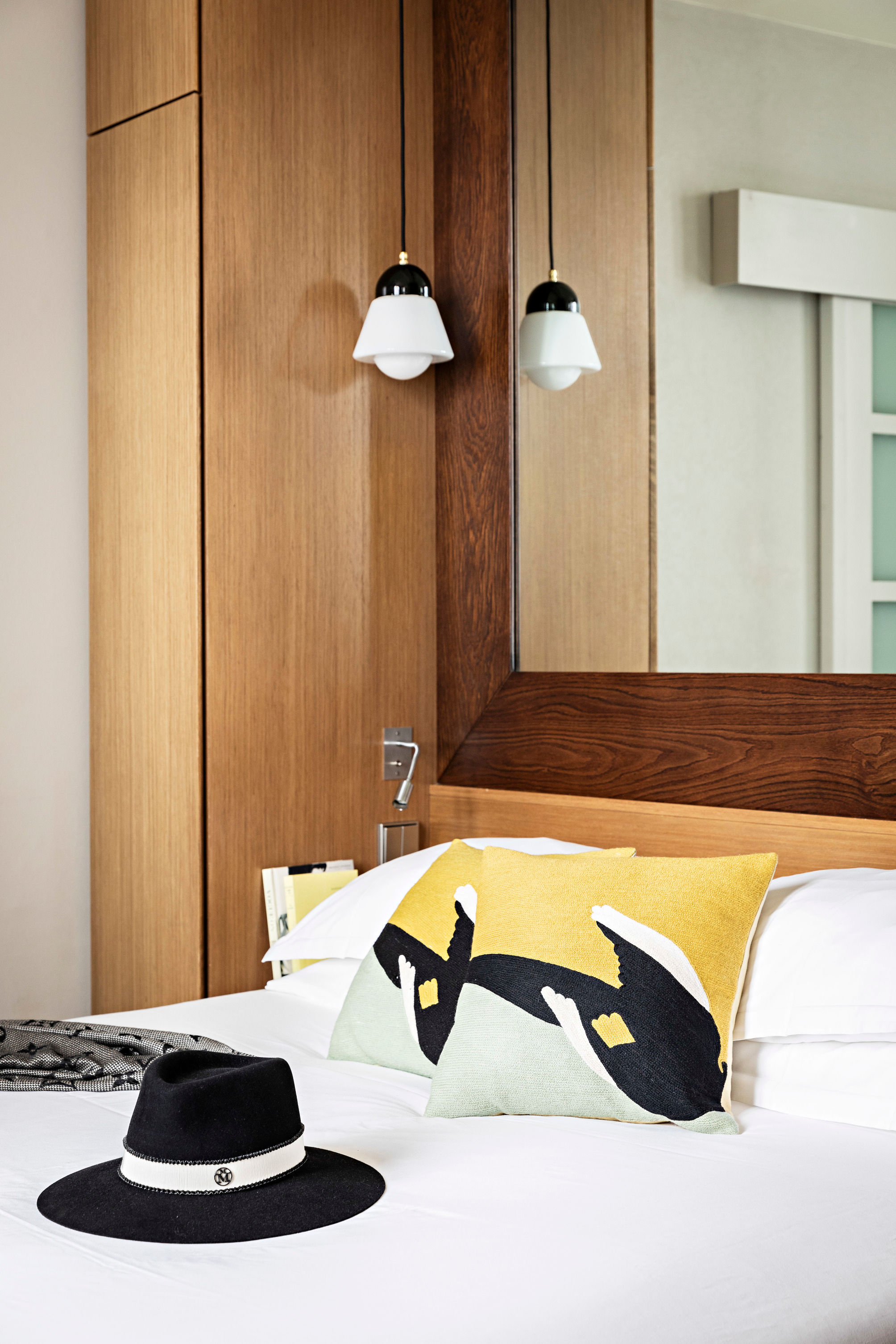 Queen bed Room 