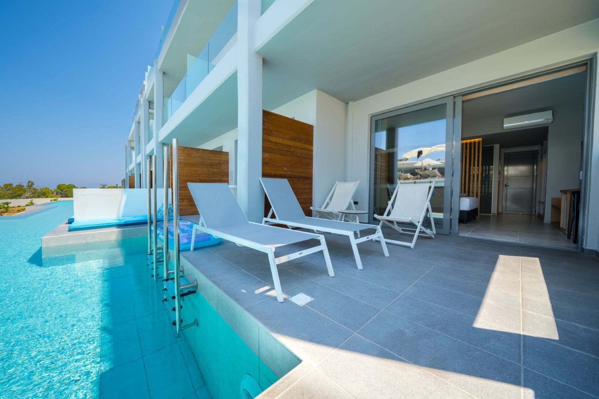 Double Superior Swim Up Inland View