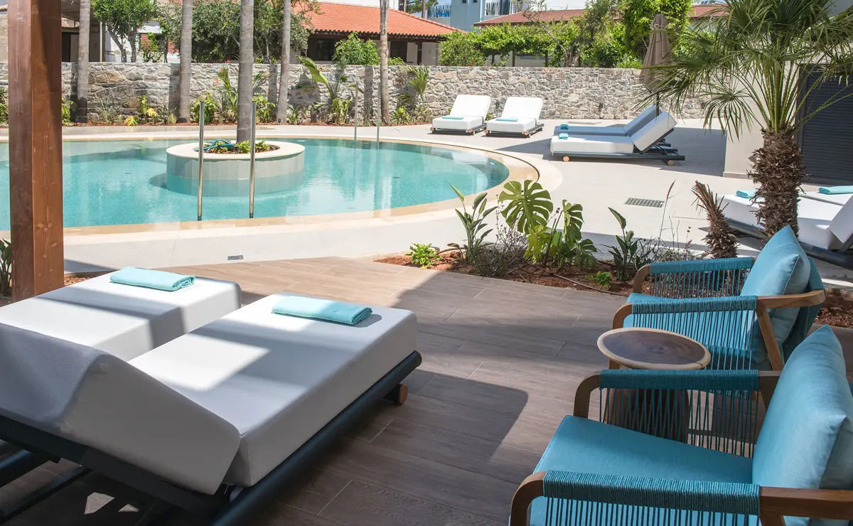 Double swim up room