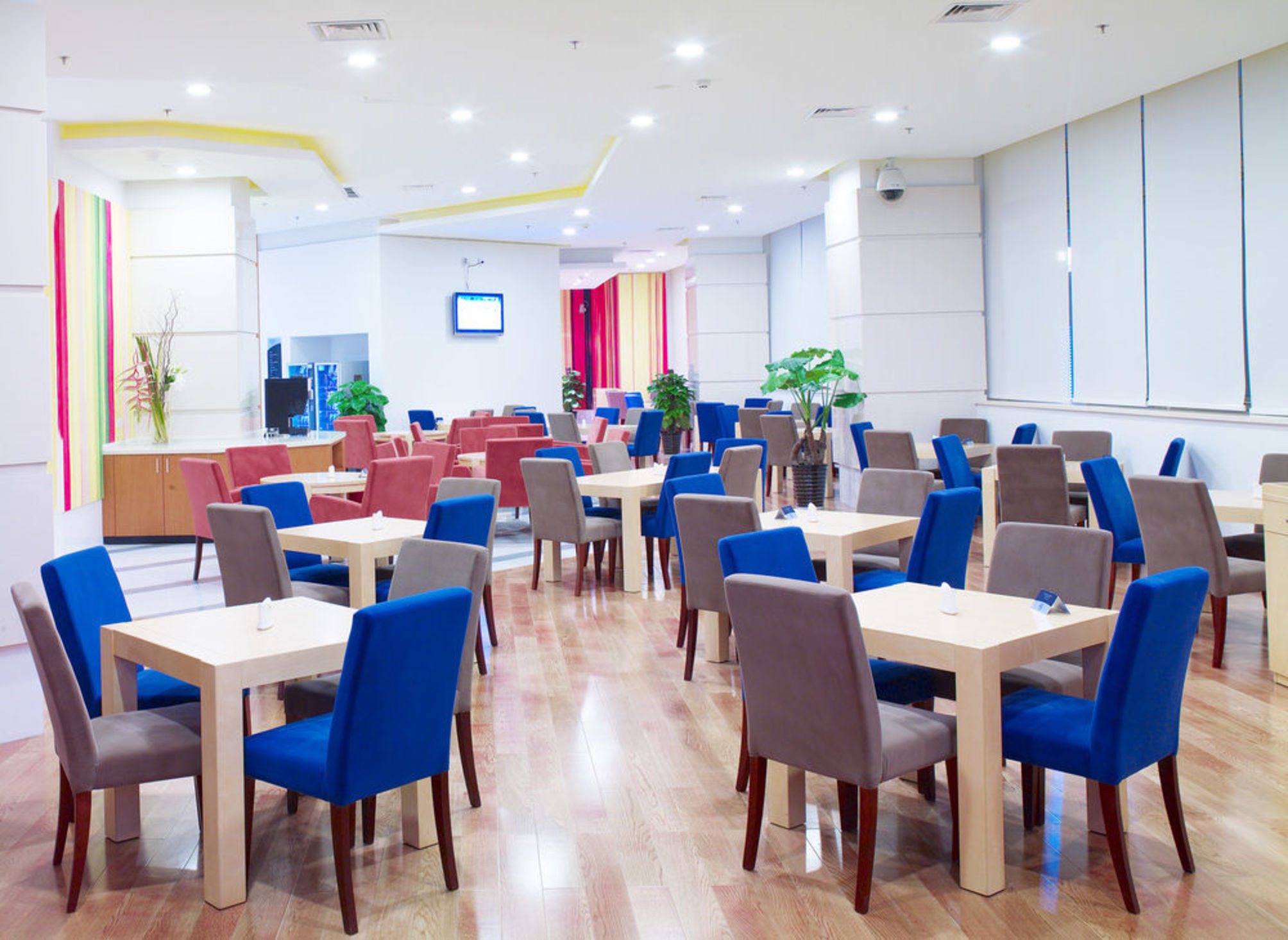 Holiday Inn SHANGHAI JING'AN by IHG 2