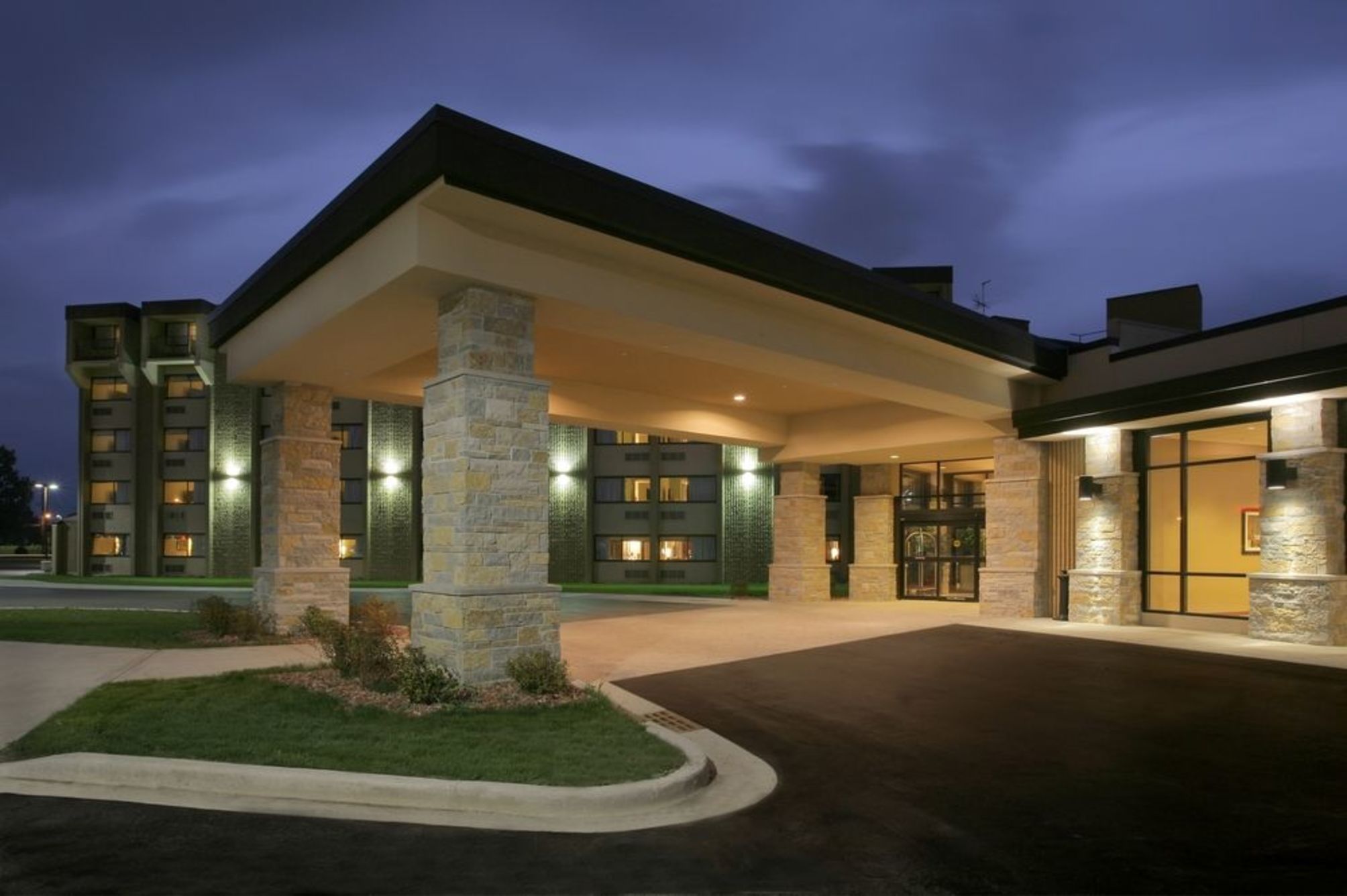 Crowne Plaza MILWAUKEE AIRPORT by IHG 1