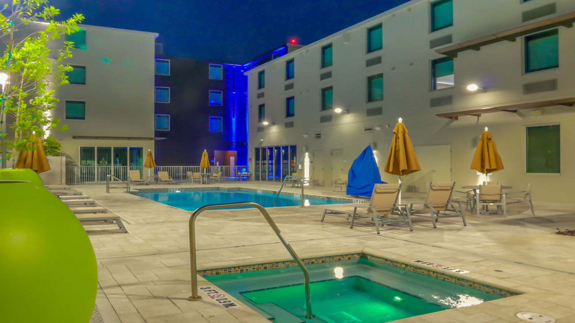 Holiday Inn Express & Suites MIAMI AIRPORT EAST by IHG 1