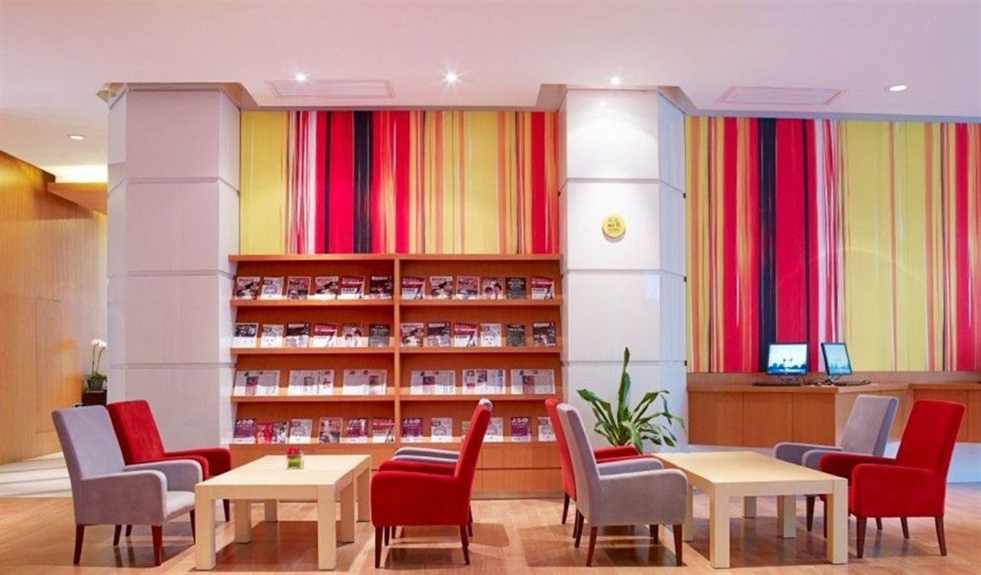 Holiday Inn SHANGHAI JING'AN by IHG 1