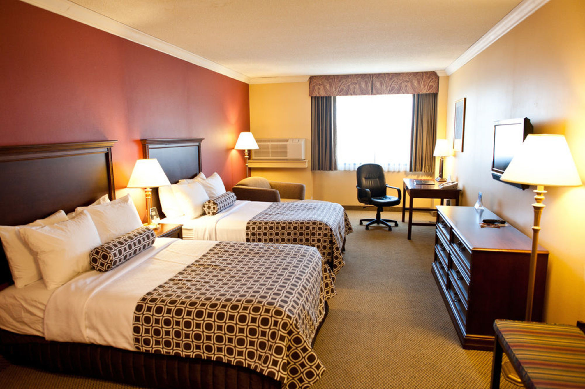 Crowne Plaza EDISON by IHG 2