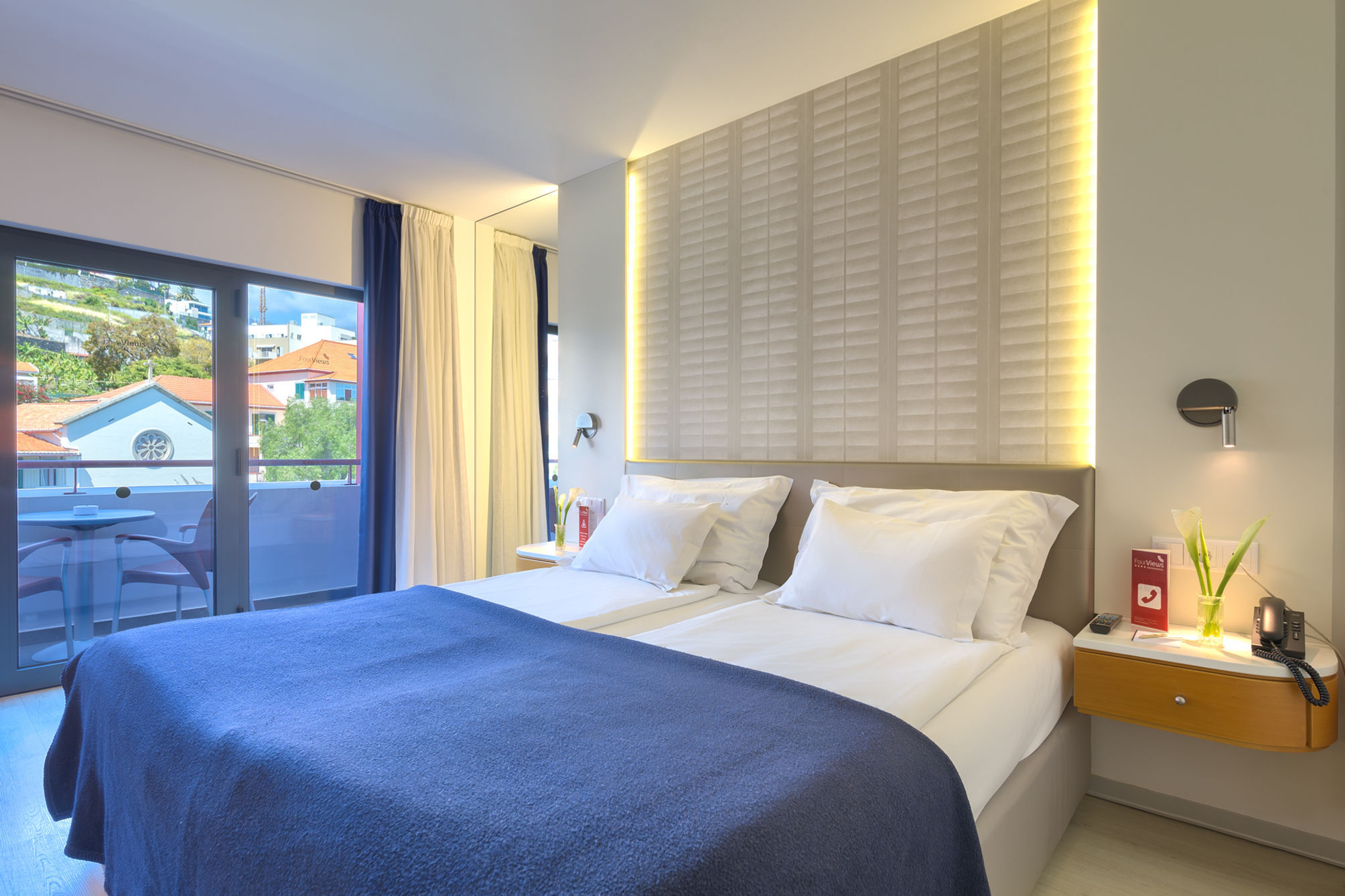 Twin room with mountain view