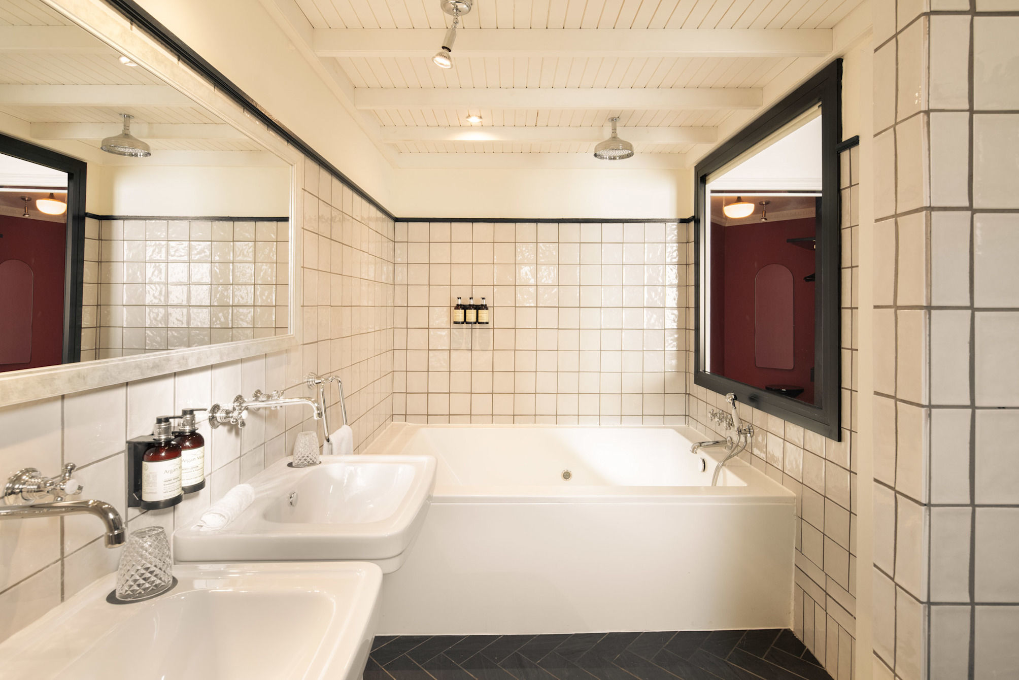 Junior suite with spa and bathtub