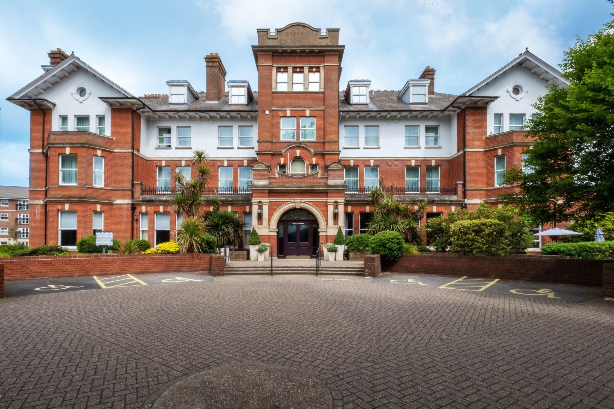 Holiday Inn FARNBOROUGH by IHG 1