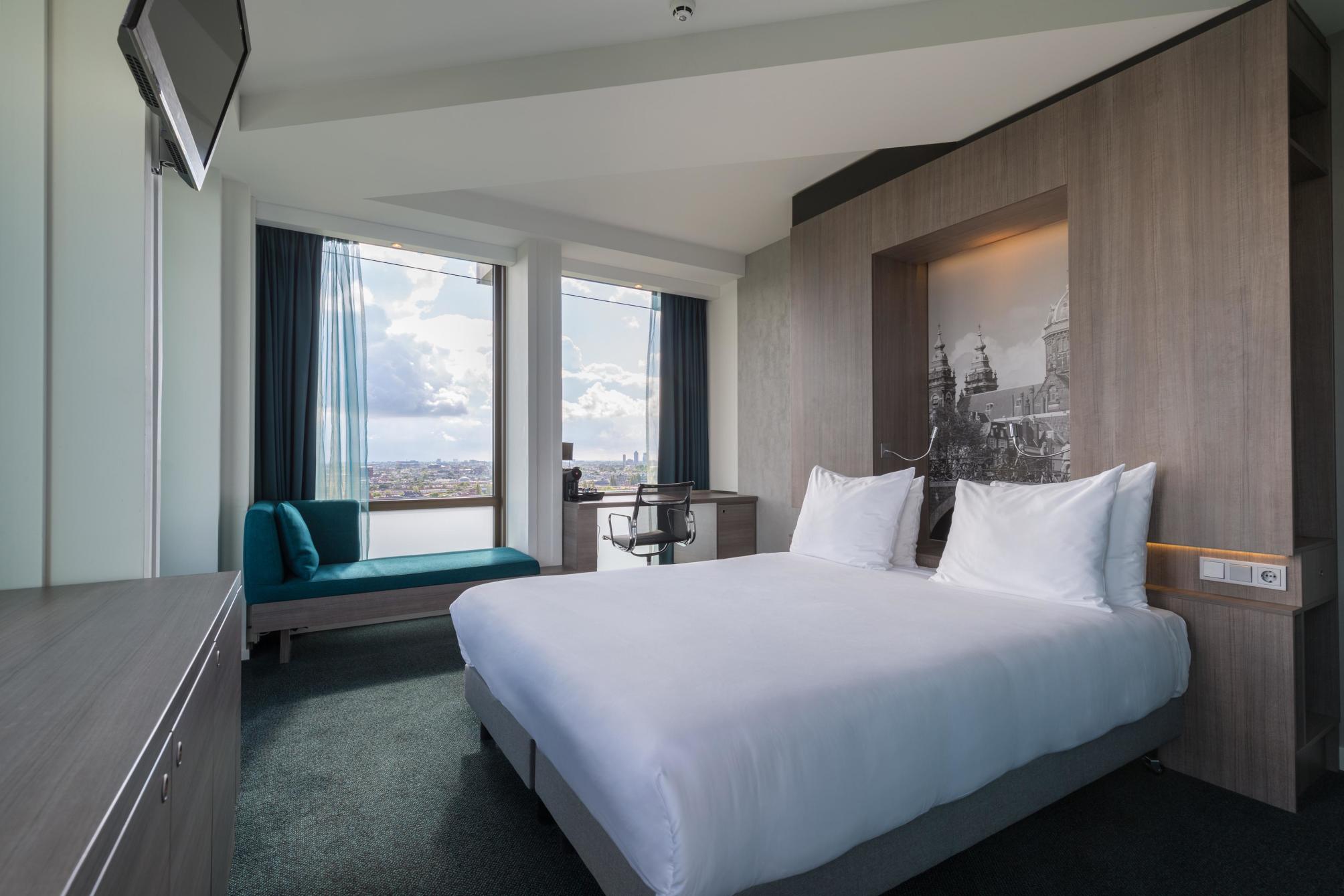 Deluxe Room 1 King Bed

