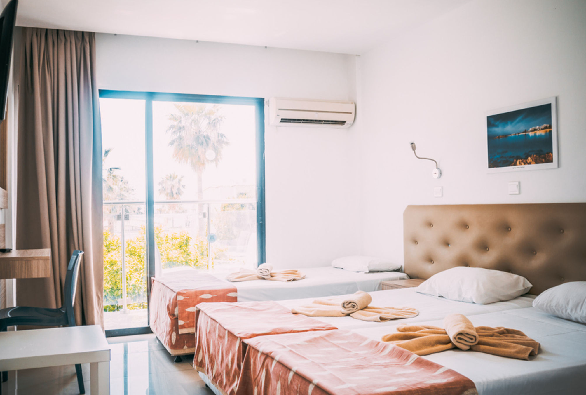 Chambre Triple avec Vue sur la Piscine