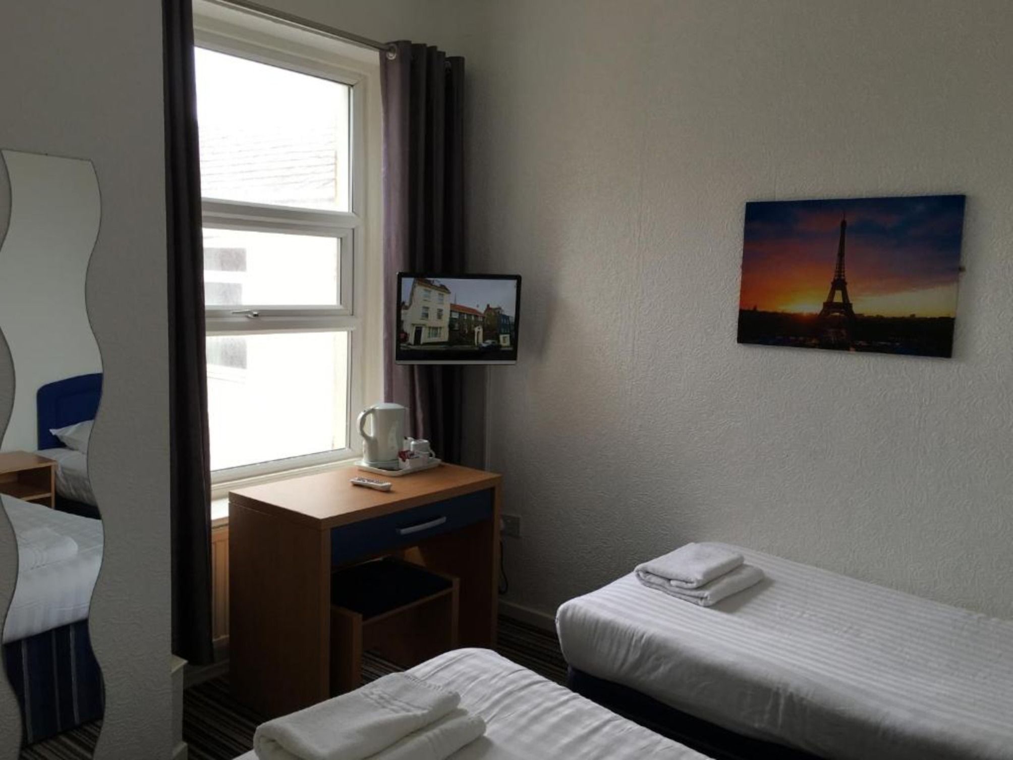 OYO Wave Crest Hotel 2