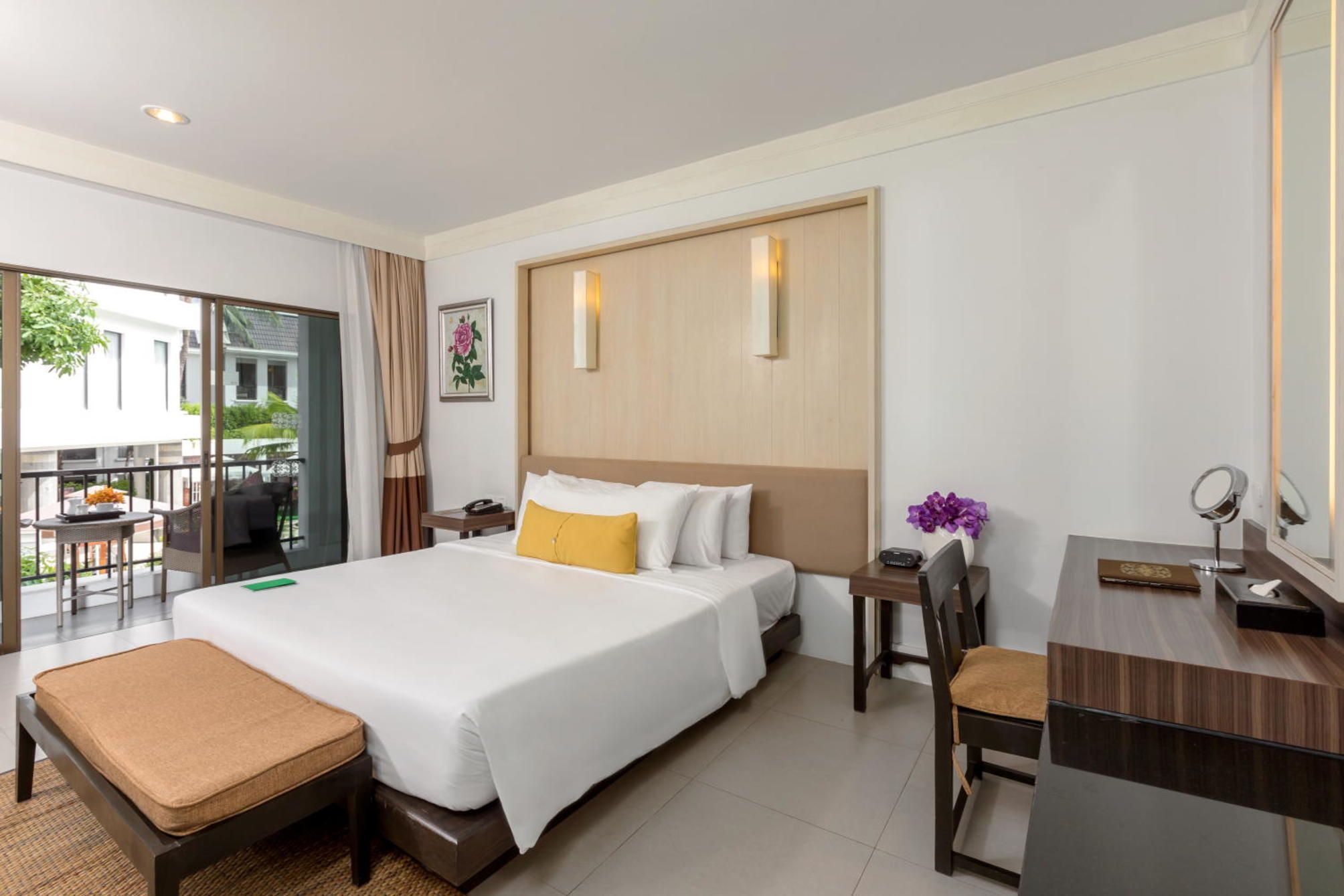 Sawaddi Patong Resort & Spa by Tolani 2