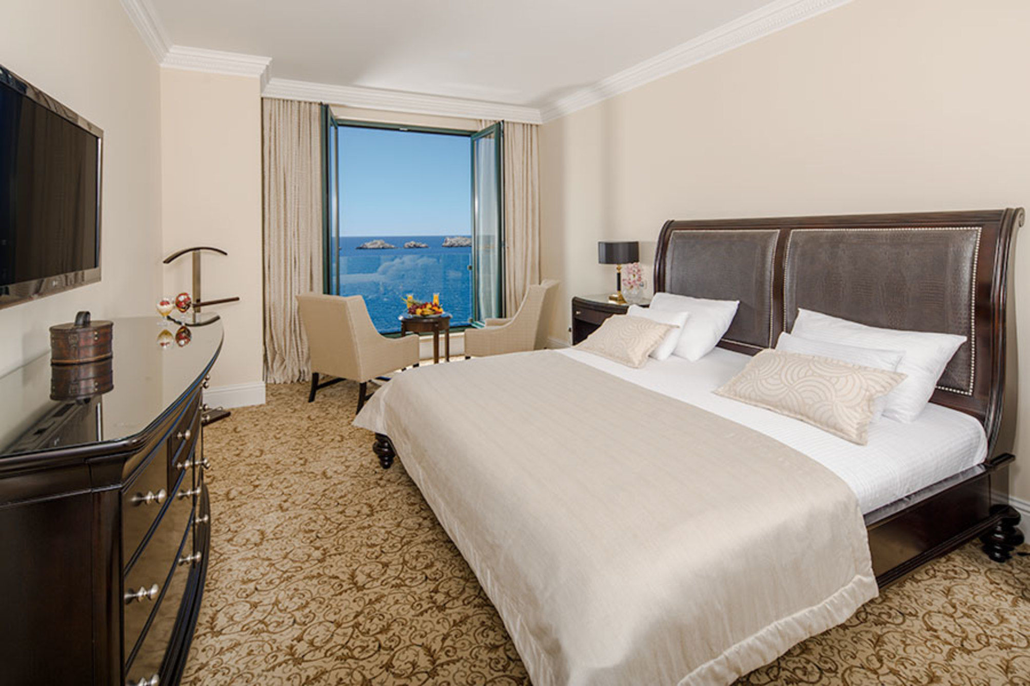 Deluxe Suite with Balcony and Sea View