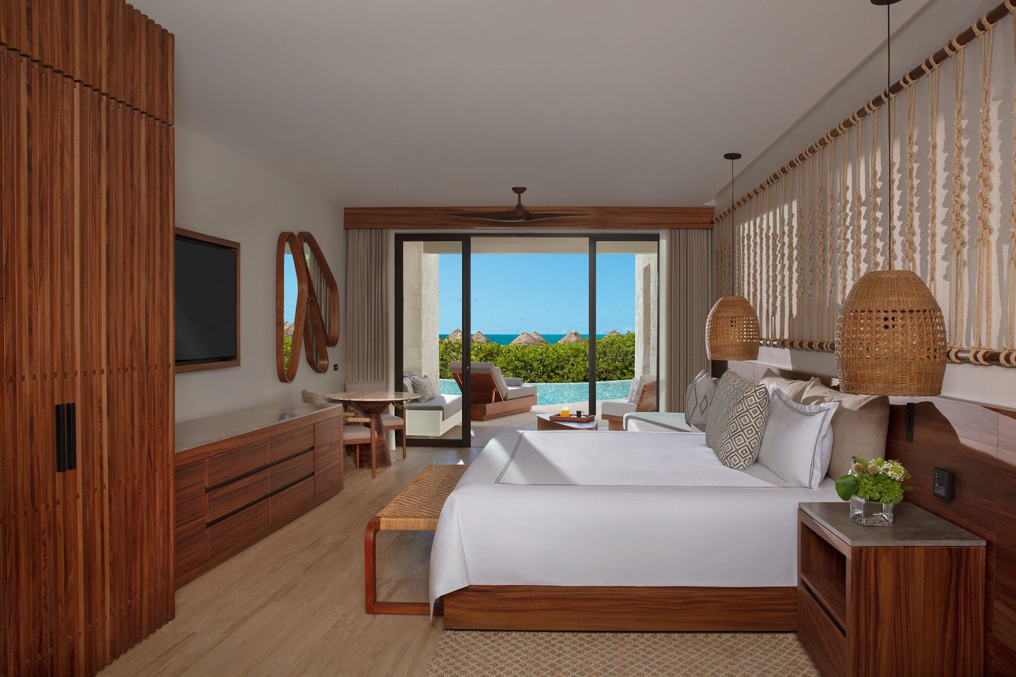 Preferred Club Master Suite Swim Out Ocean Front