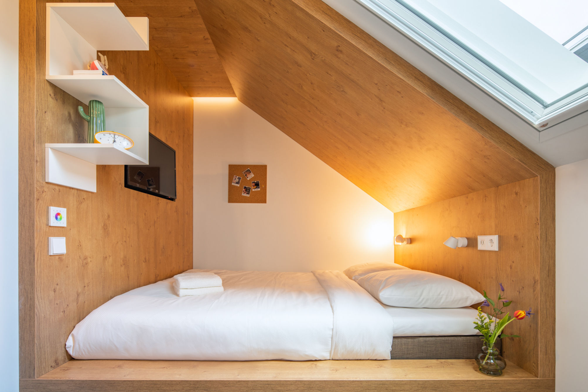 COMPACT ROOM