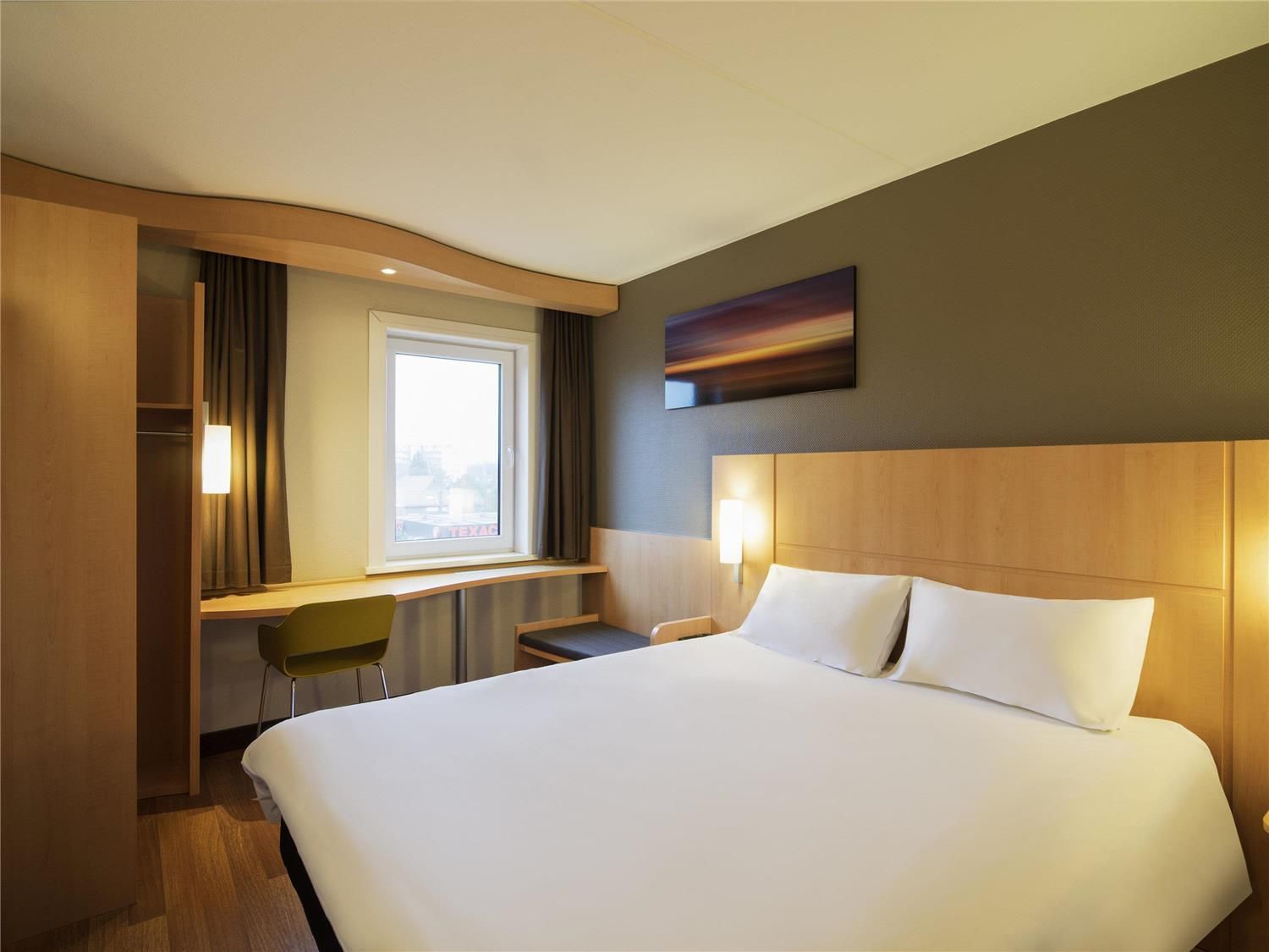 A room with an ibis double bed