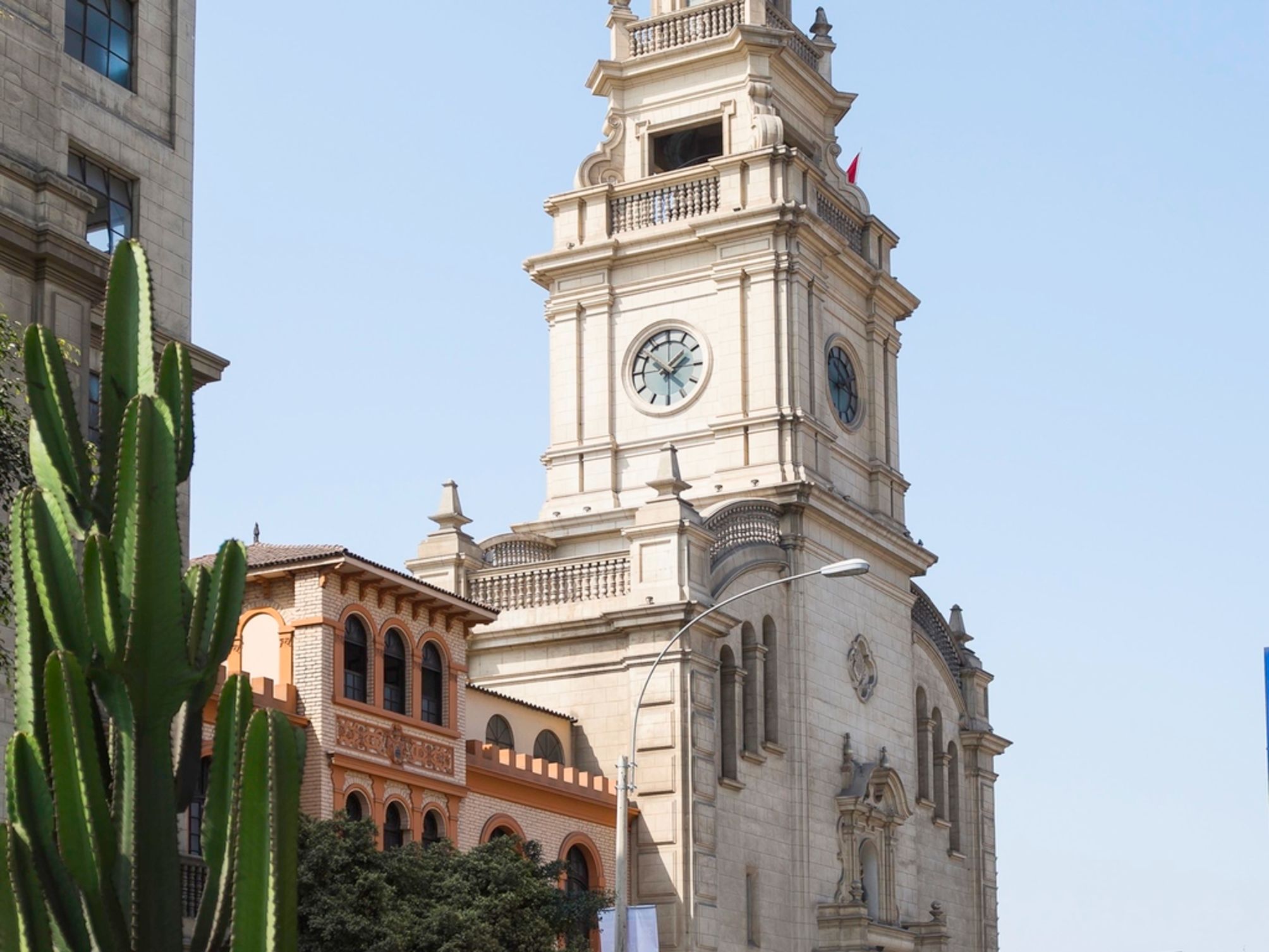 Pullman Lima San Isidro 1