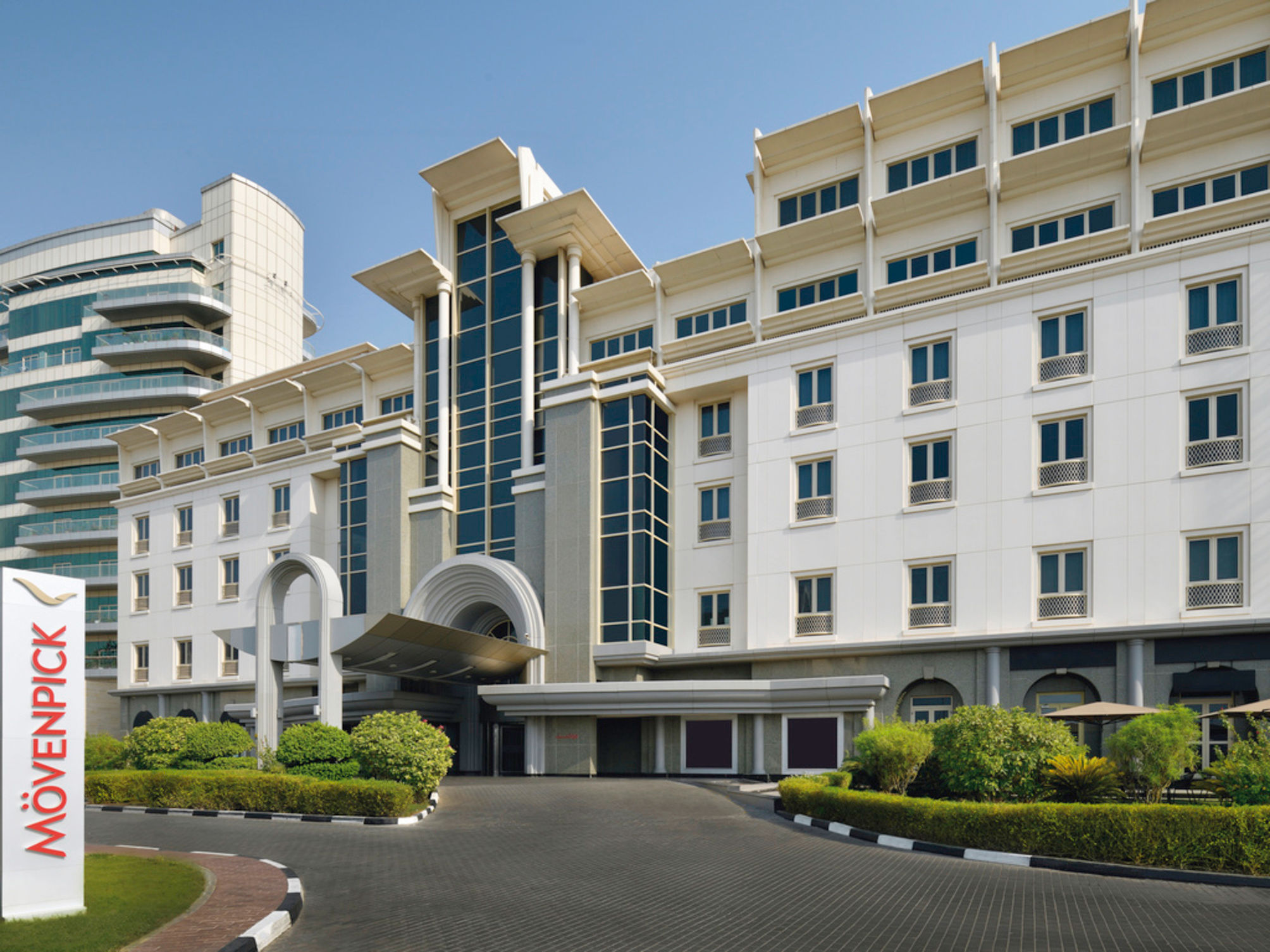 Mövenpick Hotel & Apartments Bur Dubai 2
