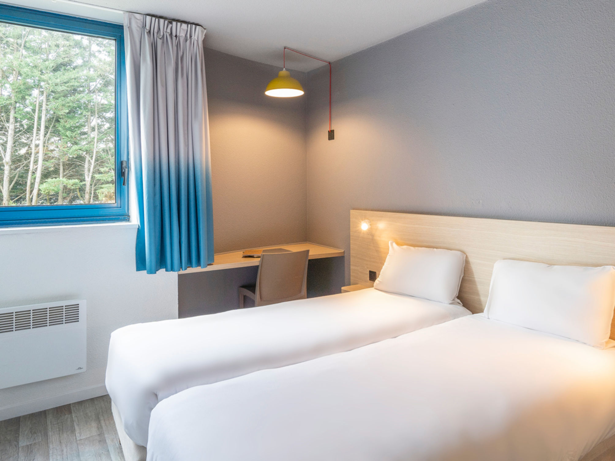 Pop room with 2 single beds