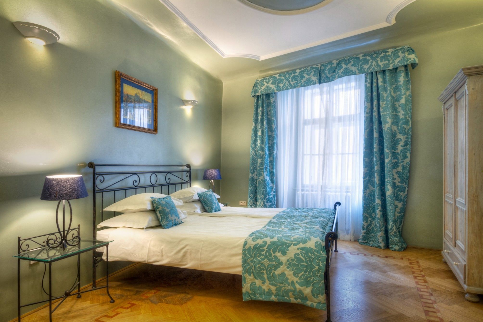 Familiar Suite