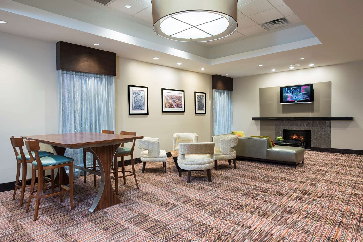 DoubleTree by Hilton Hotel Grand Rapids Airport 2