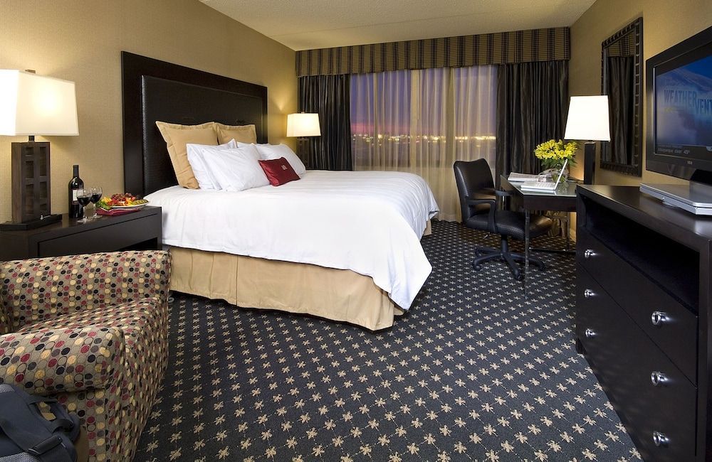 Crowne Plaza INDIANAPOLIS-AIRPORT by IHG 2