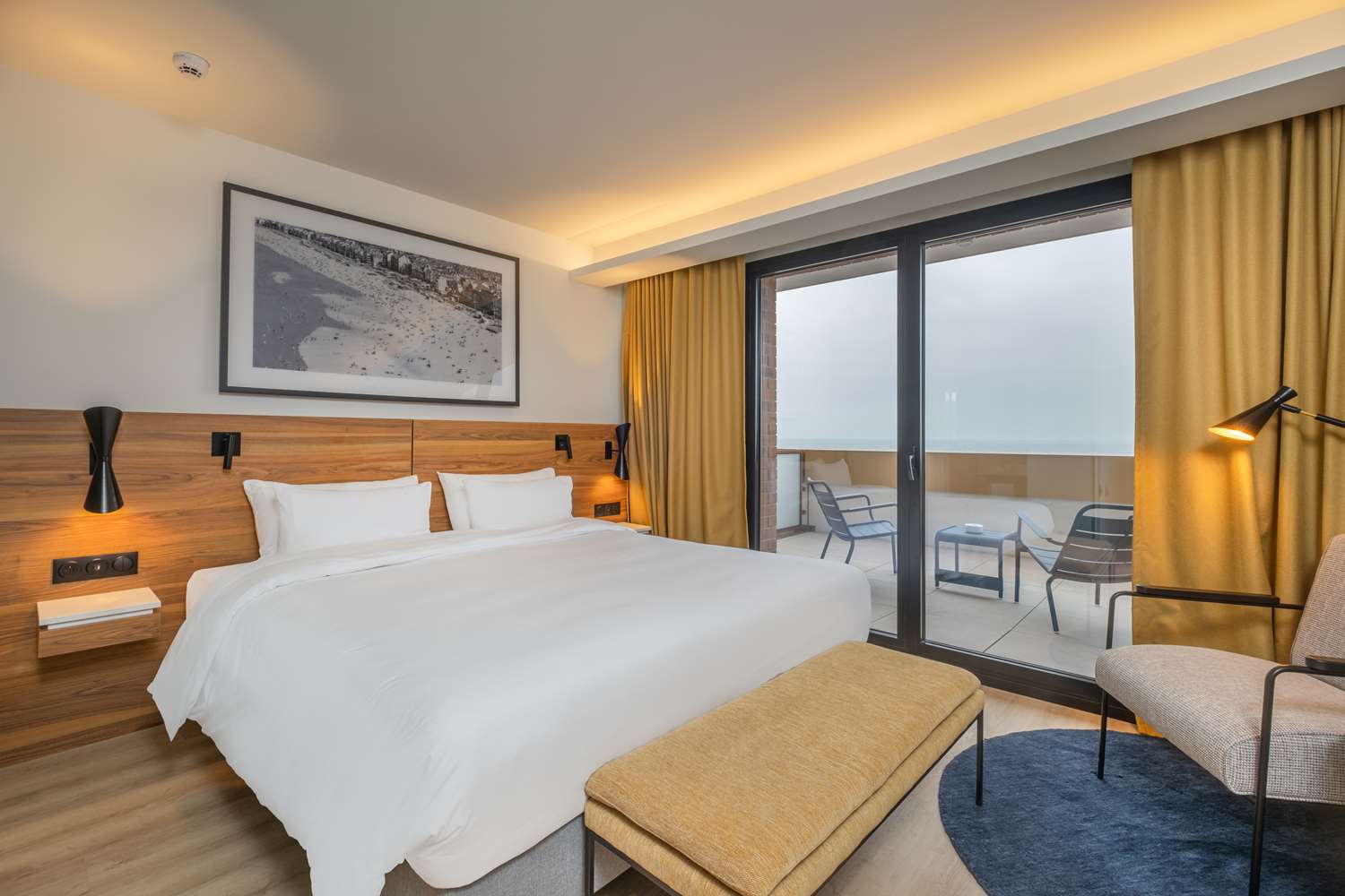 Superior habitación con balcón y vista ciudad