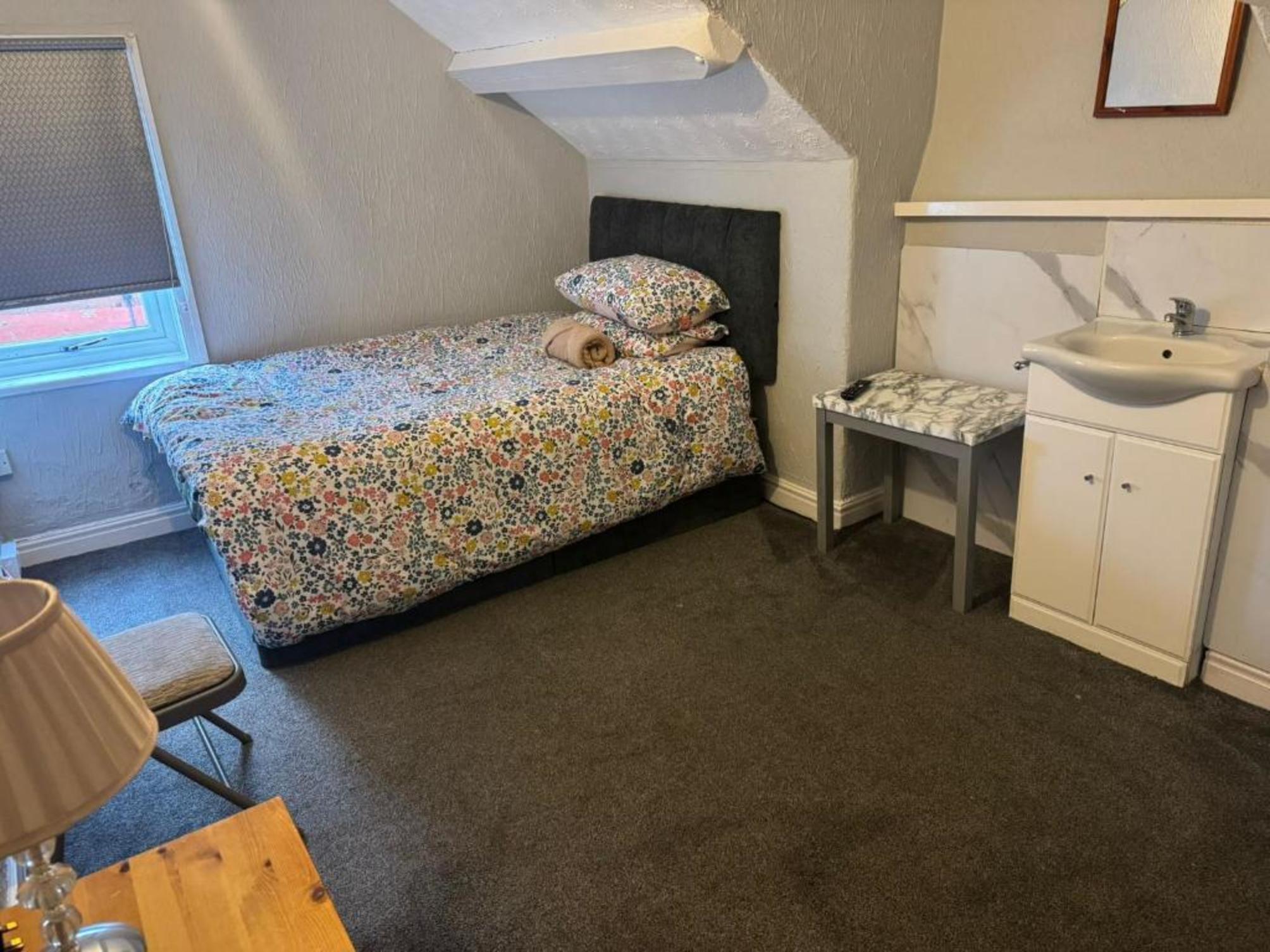 Woodville Lodge Leeds Free Parking Direct Bus to City Centre 1