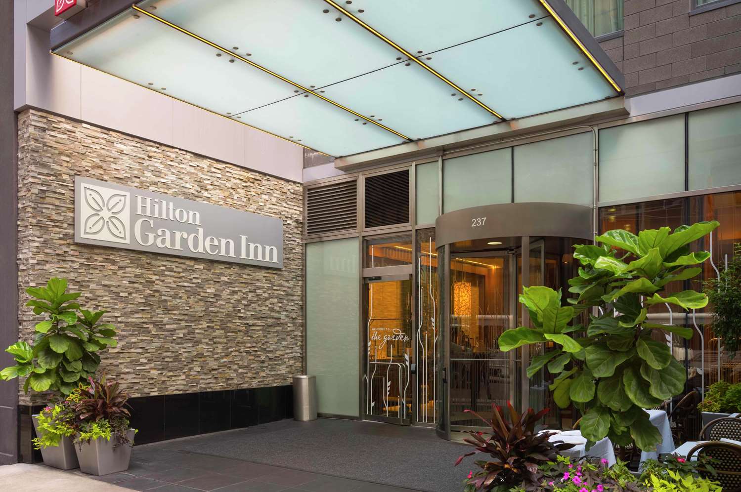 Hilton Garden Inn Central Park South 2