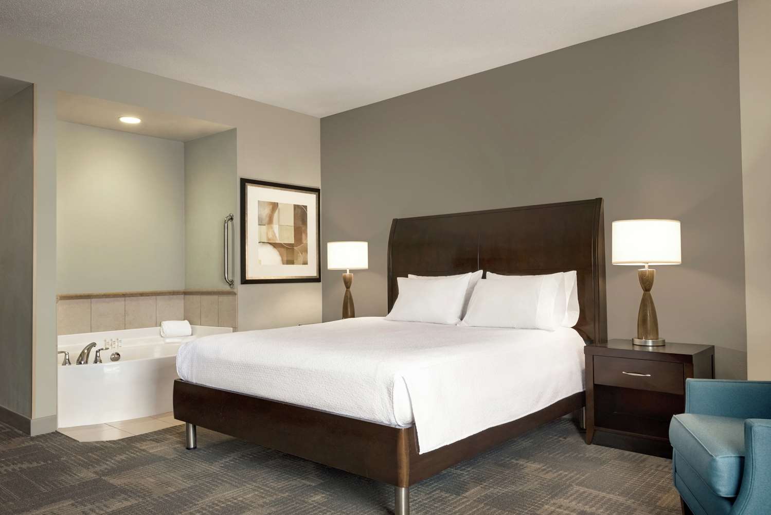 1 King Bed With Whirlpool