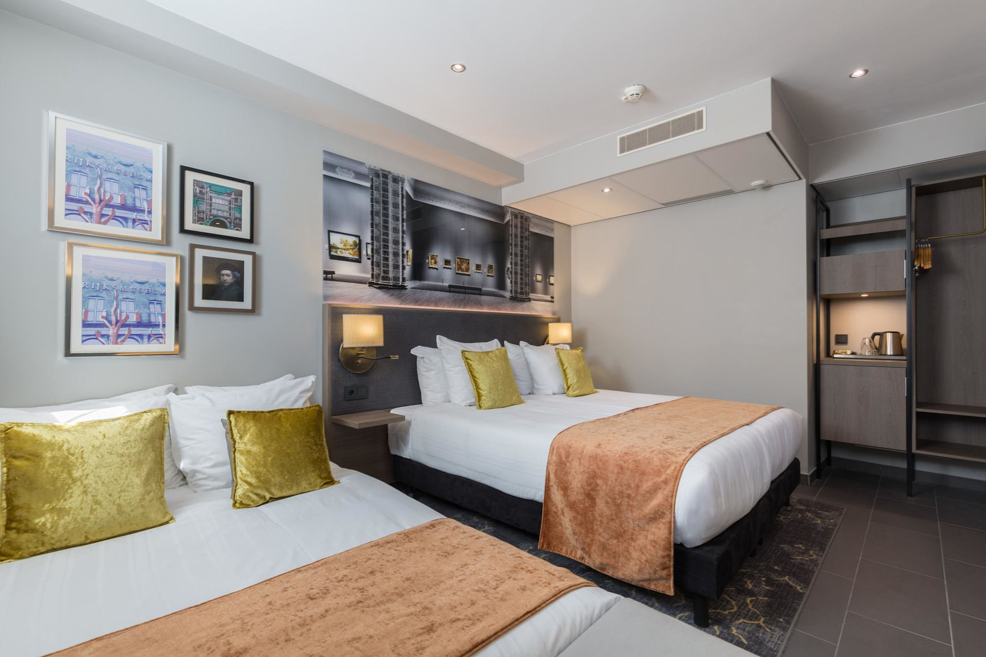 Comfort Room 1 Double Bed 1 Twin Bed Limited View