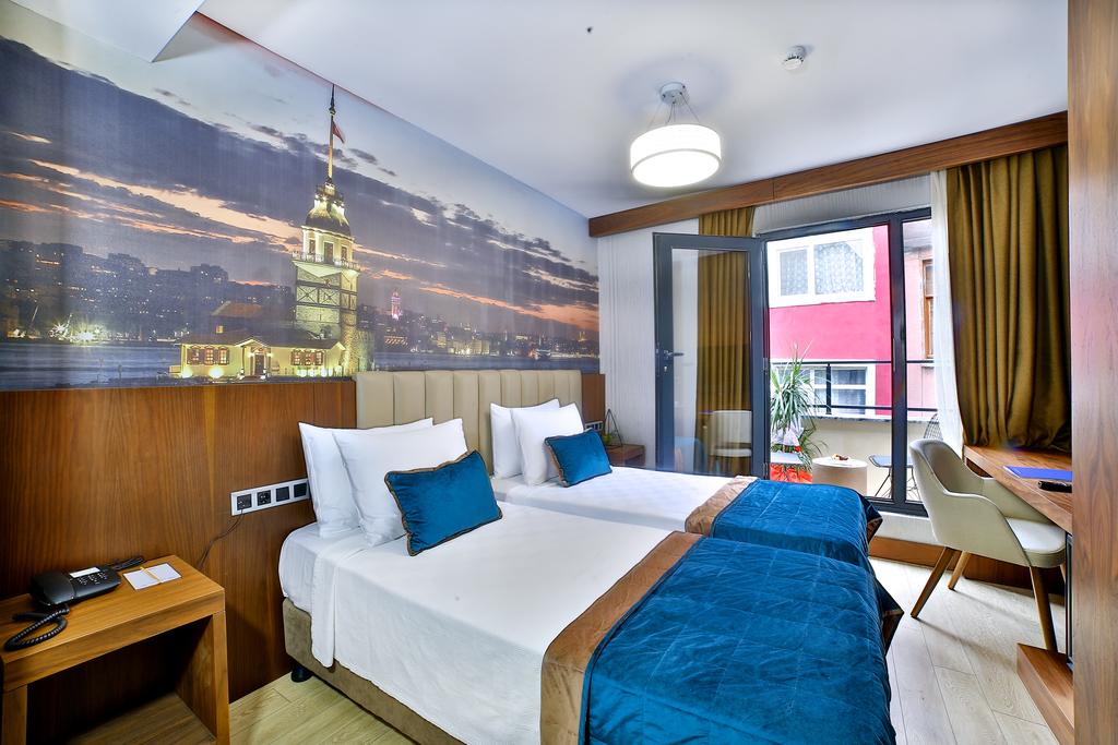  Queen Balcony Room 