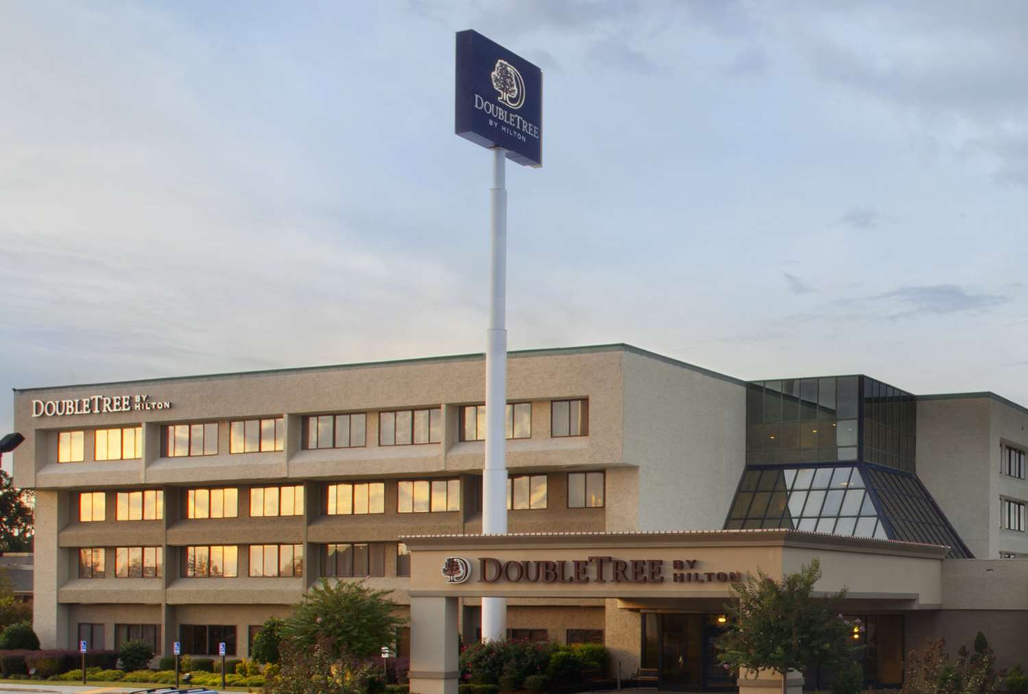 DoubleTree by Hilton Fayetteville 2
