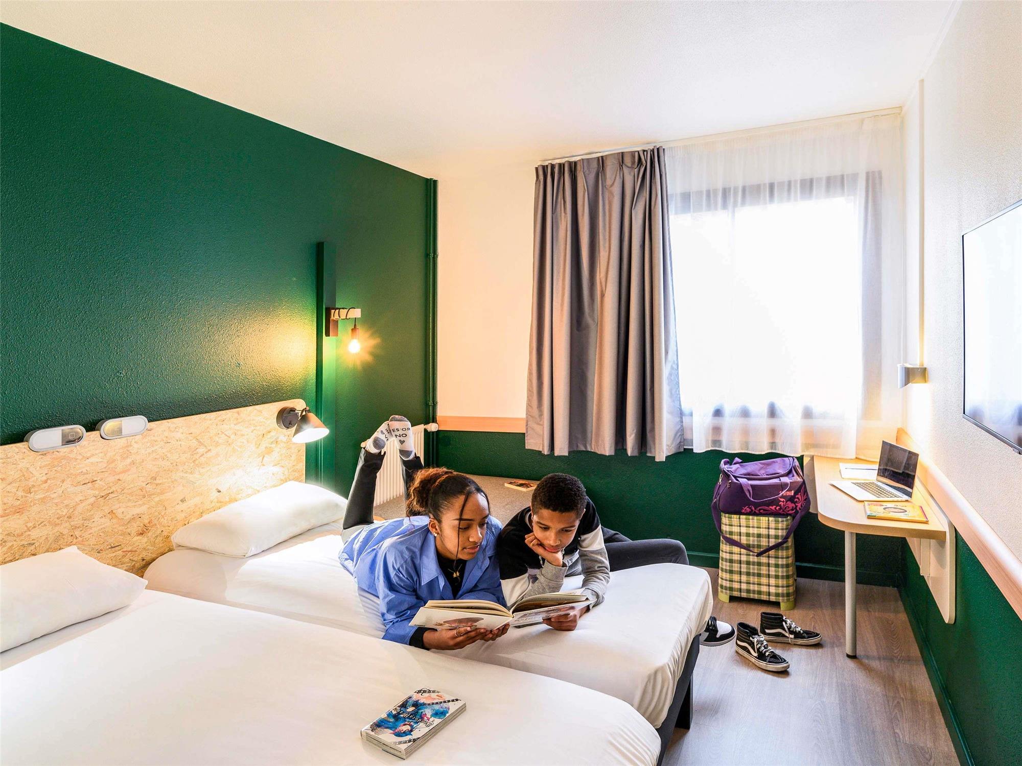 PURE room with a double bed and a convertible sofa for 1 person