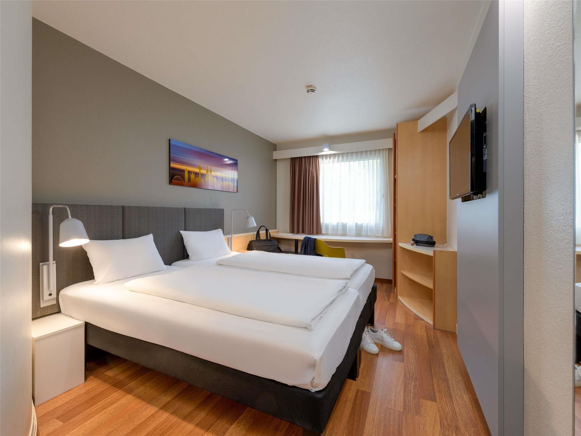 Room with twin beds, new sleep-easy concept